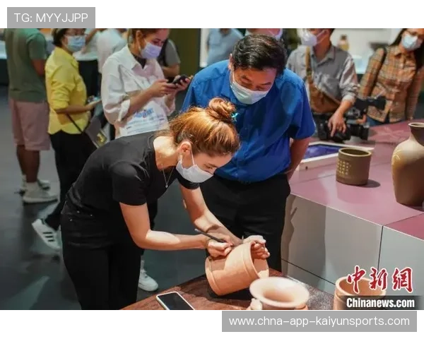 冠军球队球员家庭探访活动:点燃社区温情的火焰 冠军球队球员家庭探访活动:点燃社区温情的火焰