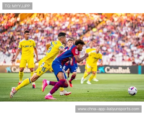 亚马尔右路内切后左脚斜传禁区