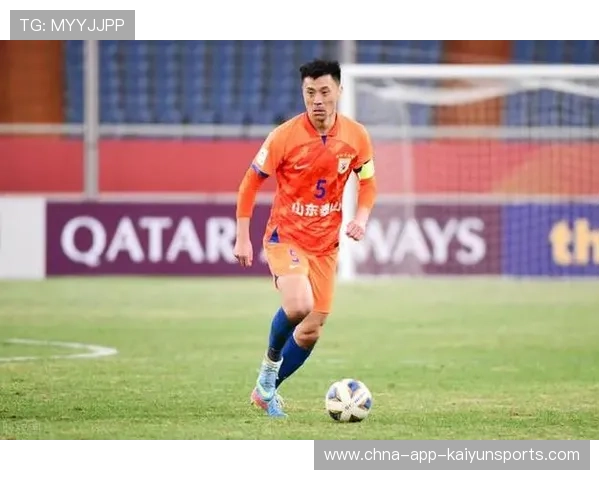 郑铮自由球直接破门展现老将功底 郑铮自由球直接破门展现老将功底